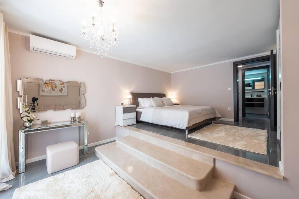 Deluxe Unique-with Private Heated Pool *